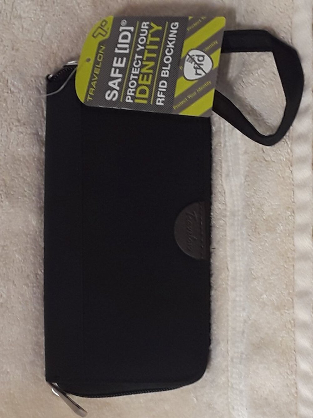 Travelon NWT Black RFID Blocking Nylon Wristlet Wallet Billfold Zipper 3 sides